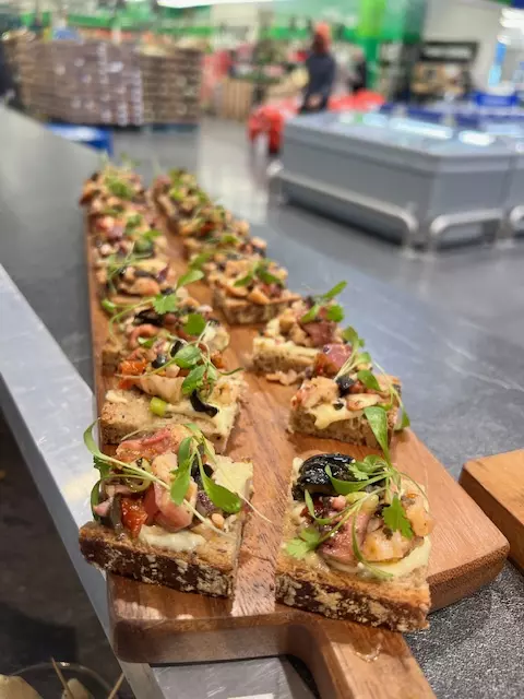 Toasts aux antipasti Riviera Sodipa préparés lors d’une animation METRO